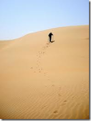 一个人在沙漠